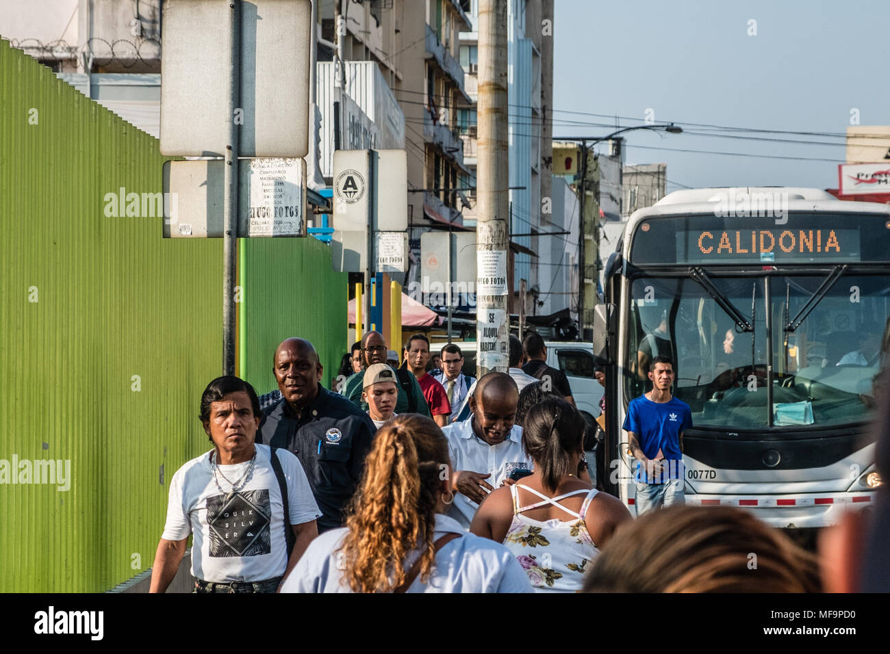 Panama City, Panama - marzo 2018: la gente sulla trafficata via dello shopping nella città di Panama , Avenida Central Foto Stock