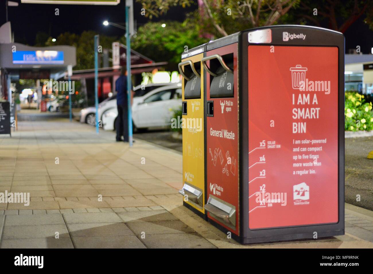 Io sono una smart bin sui sentieri di townsville CBD, città di Townsville QLD, Australia Foto Stock