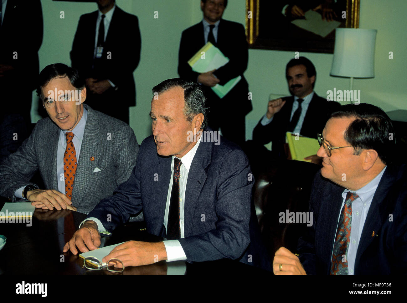 Washington DC, Stati Uniti d'America, 2 ottobre 1990 il presidente George H.W. Bush incontra nel cabinet room della Casa Bianca con i membri del Congresso degli Stati Uniti del GOP per torcere le braccia per accordarsi su un disegno di legge di bilancio Credito: Mark Reinstein/MediaPunch Foto Stock