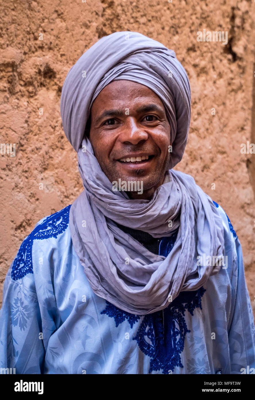 Ritratto di un uomo Berbero in abito tradizionale, Tinerhir, Todgha Gorge, Alto Atlante, Marocco Foto Stock