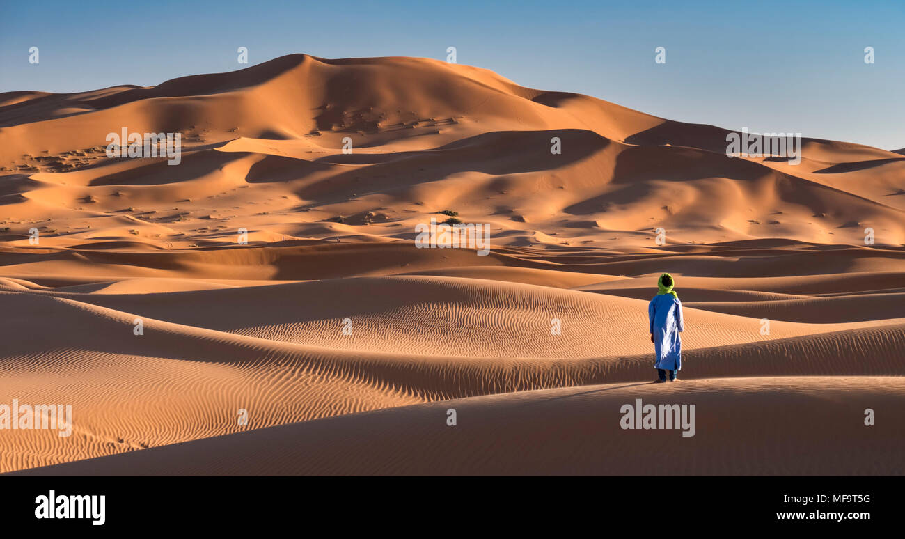 Un riff uomo sorge in corrispondenza del bordo del deserto del Sahara, Erg Chebbi, vicino a Merzouga, Marocco modello rilasciato Foto Stock