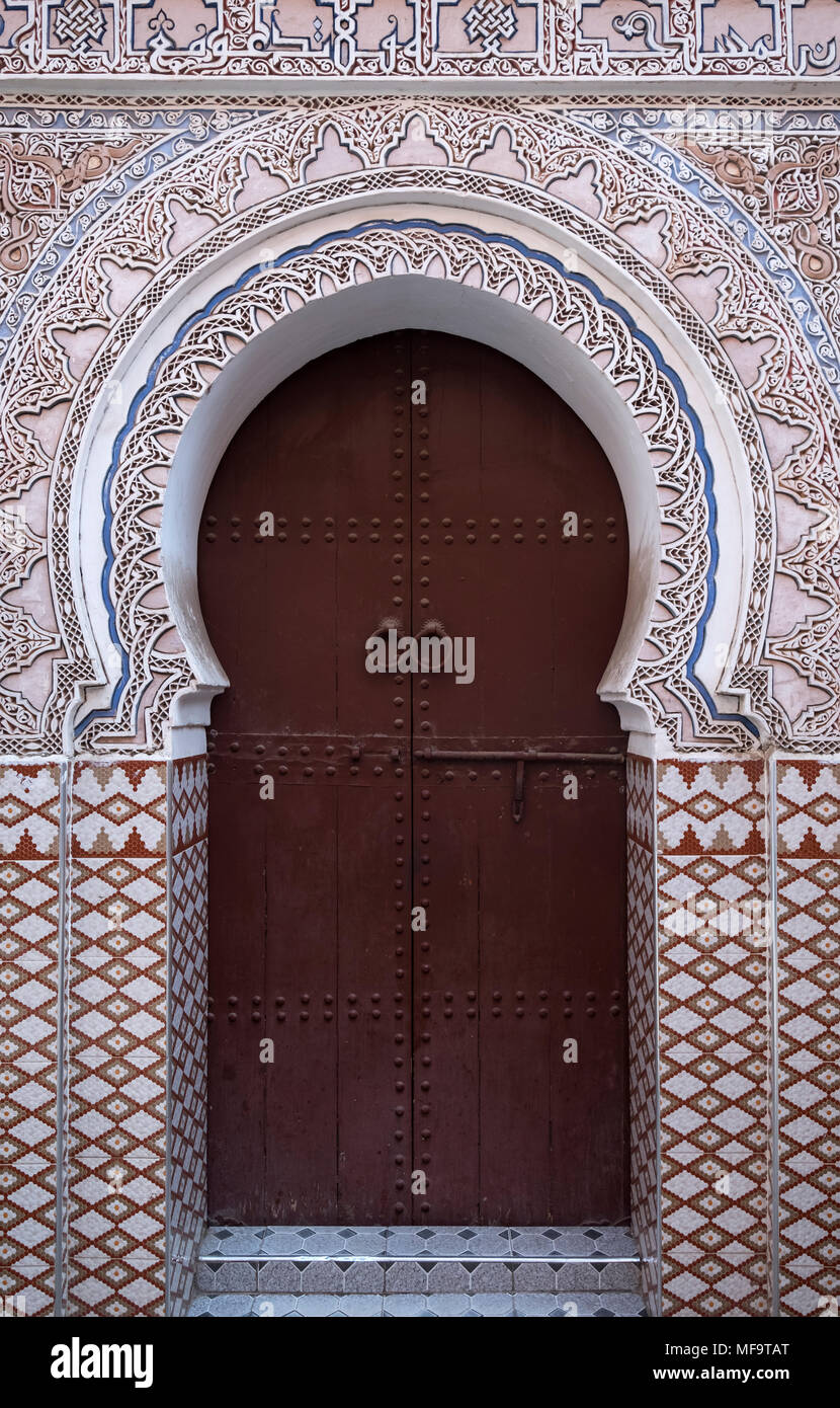 Ornati in stile moresco marocchino arco a ferro di cavallo porta nei souks, Marrakech, Marocco Foto Stock