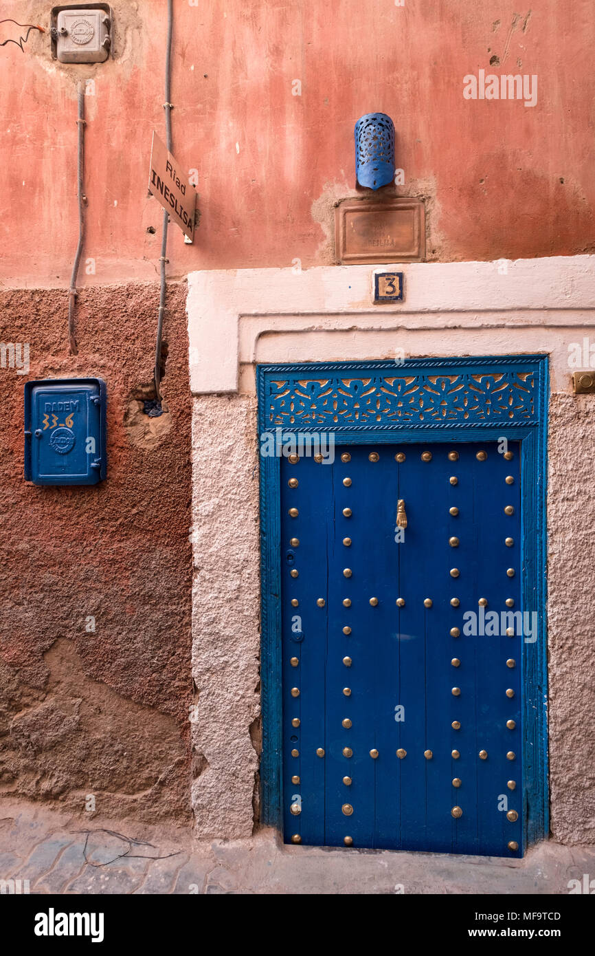 Tipico di porta di ingresso di un Riad nelle stradine di Marrakech, Marocco Foto Stock