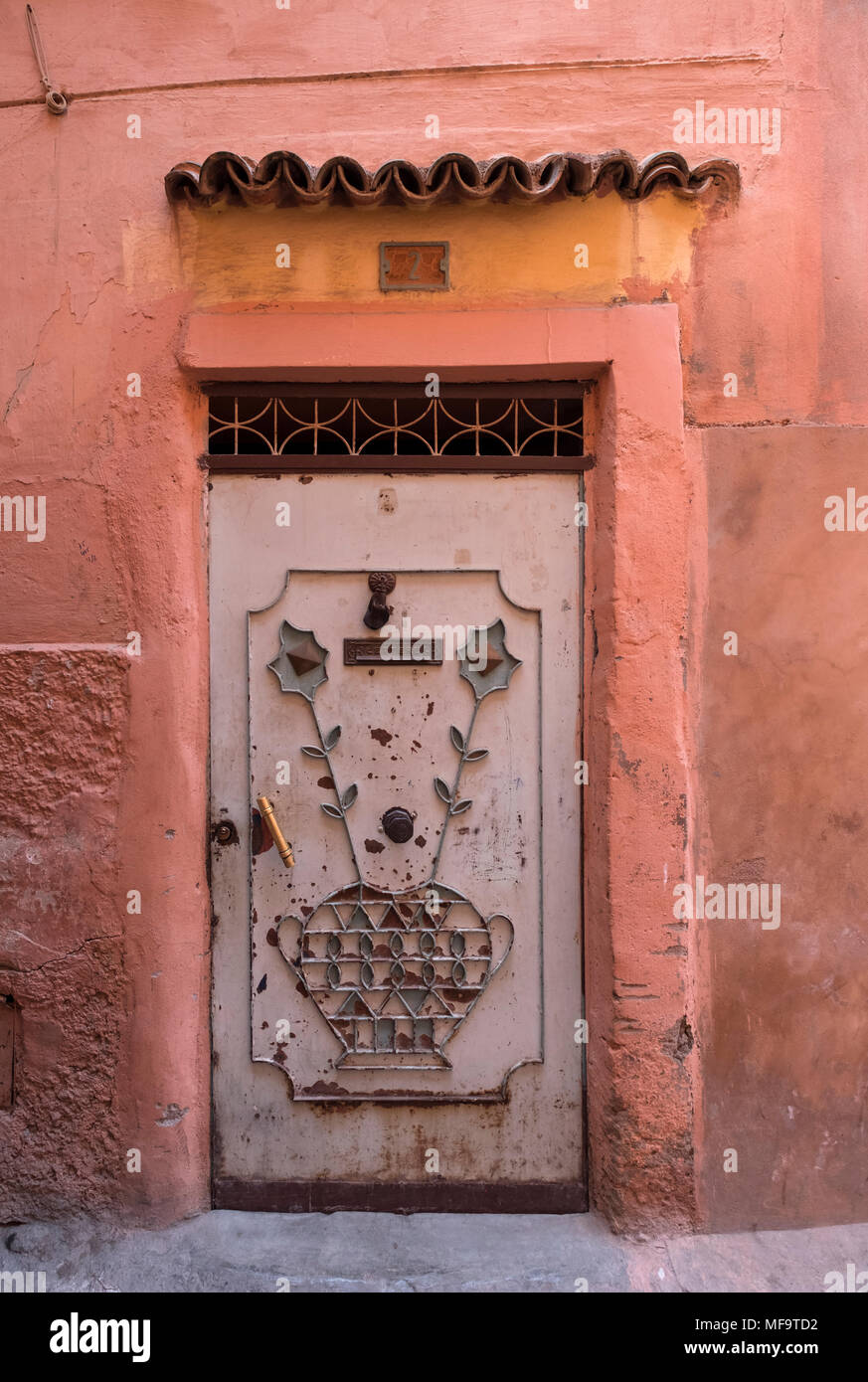 Casa tipica portone d'ingresso nelle stradine di Marrakech Marrakech, Marocco Foto Stock