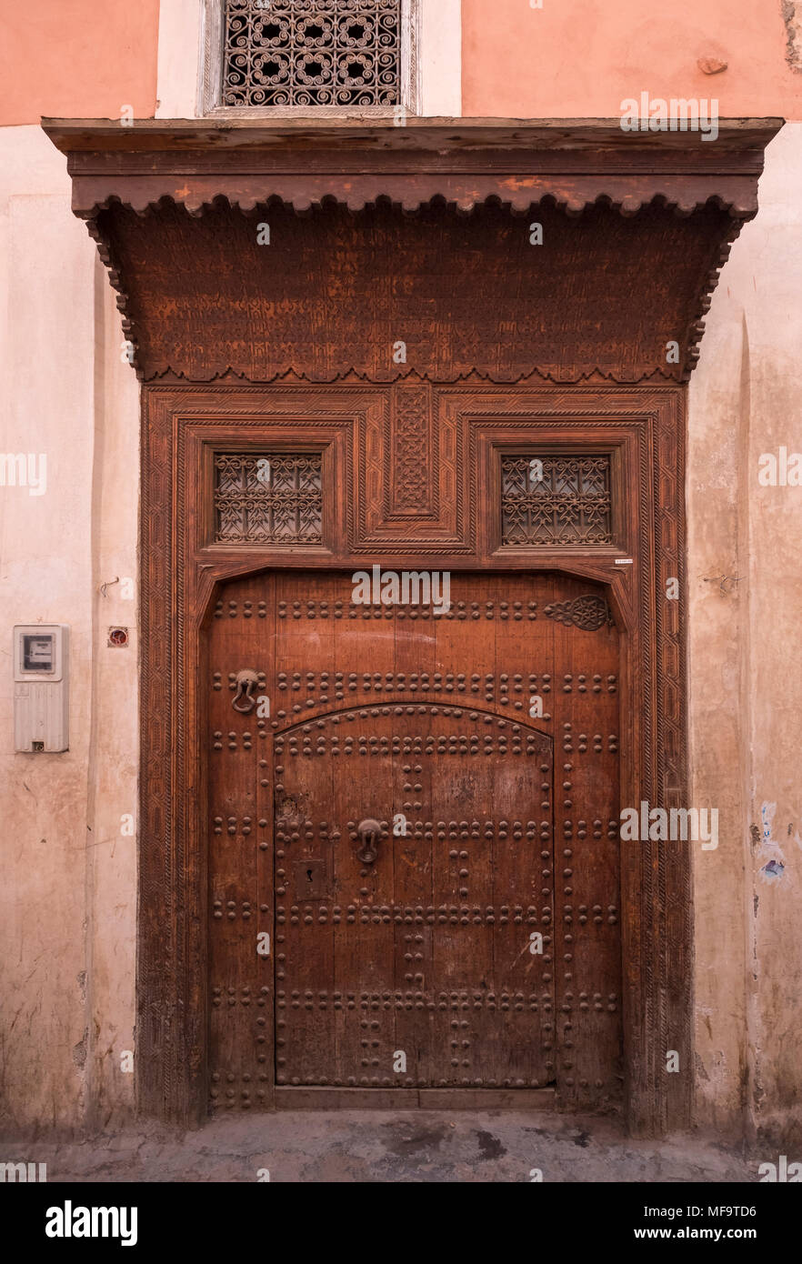 Tipico Riad portone d'ingresso nelle stradine di Marrakech Marrakech, Marocco Foto Stock