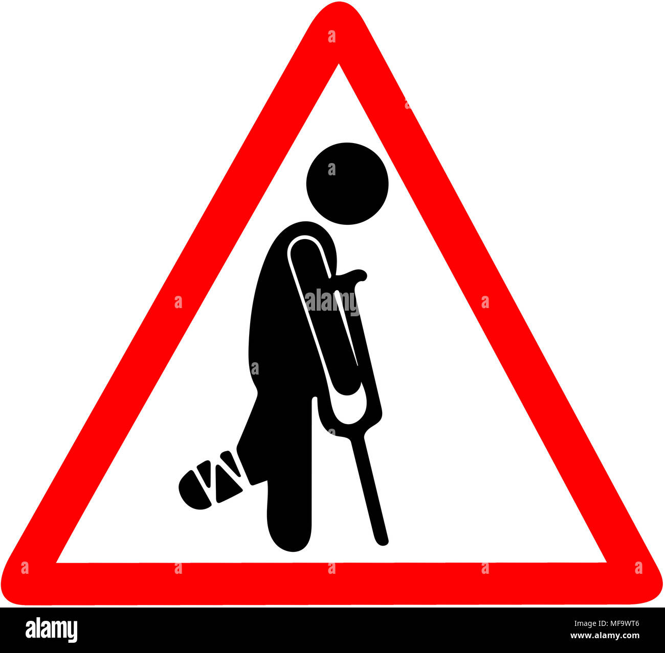 Temporaneamente uomo ferito in un bendaggio con le stampelle avvertimento triangolo rosso cartello stradale isolato su sfondo bianco Foto Stock