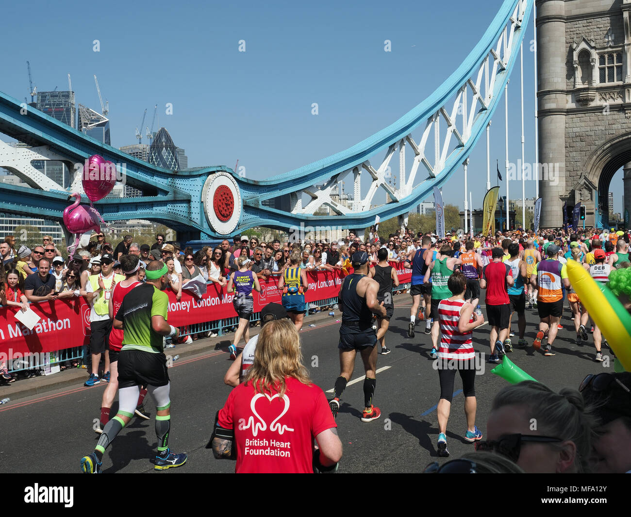 Vista delle guide di scorrimento nel 2018 London Marathon attraversando il Tower Bridge Foto Stock