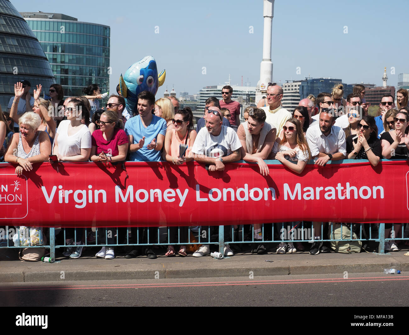 Vista di spettatori schierati contro una barriera a guardare il 2018 Maratona di Londra Foto Stock