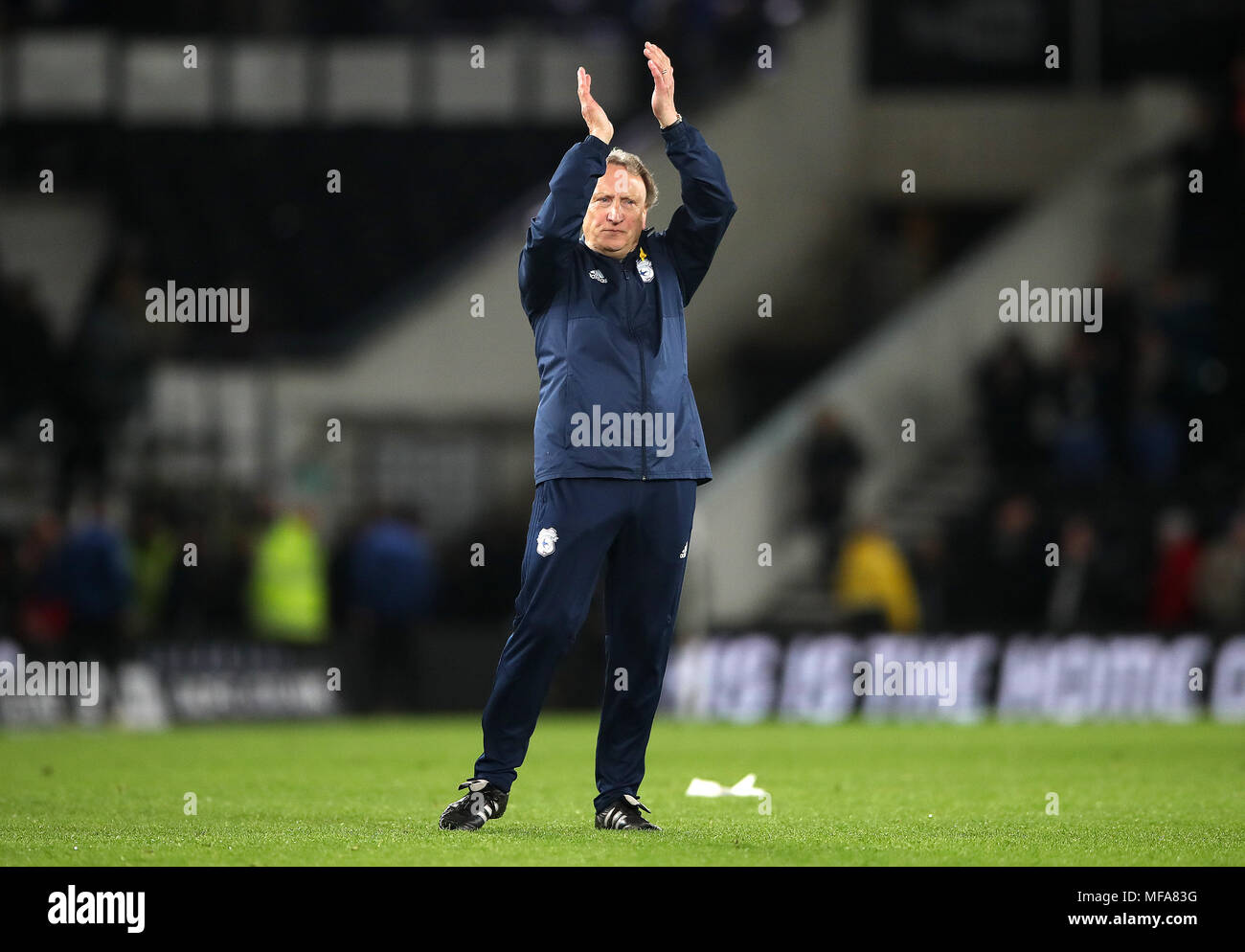 Cardiff City manager Neil Warnock applaude fan dopo il fischio finale durante il cielo di scommessa match del campionato al Pride Park, Derby. Foto Stock