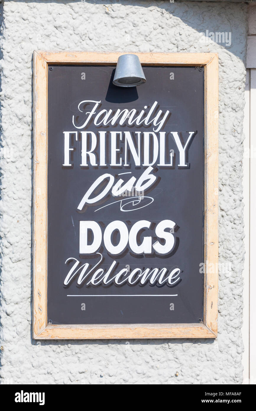 Family Friendly pub, cani segno di benvenuto, Regno Unito Foto Stock