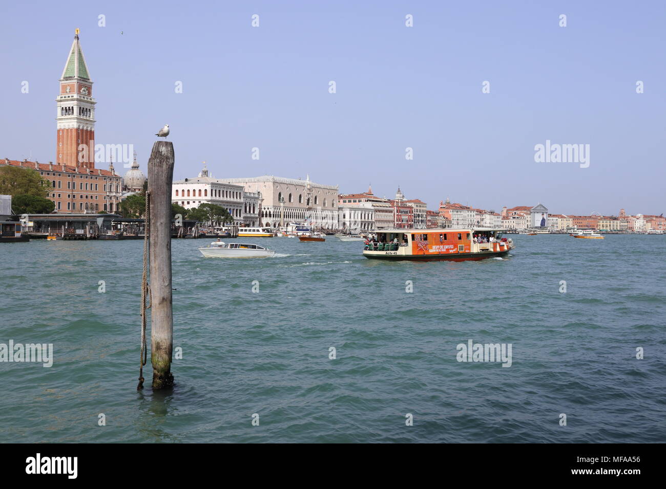 La città di Venezia con il Palazzo del Doge e il Campanile di San Marco, giornata soleggiata, barca, Italia, Europa Foto Stock