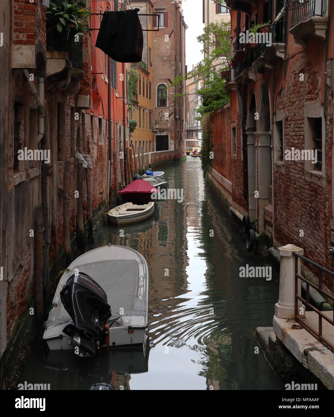 Stretto canale con barche, acque calme, paesaggi pittoreschi, Venezia, Italia e Europa Foto Stock