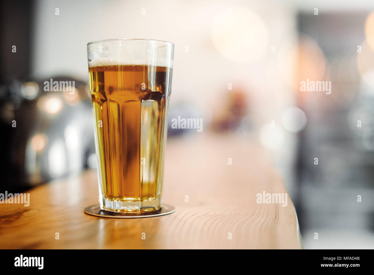 Bicchiere da birra sorge sul bancone. Foto Stock Bicchiere da birra sorge sul bancone. Foto Stock