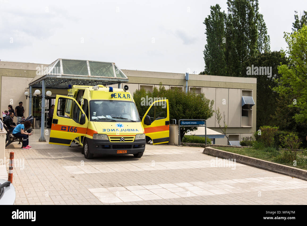 Ioannina, Grecia - Aprile 18th, 2018: ambulanza di EKAB, la Nazionale Greca del centro di emergenza (Εθνικό Κέντρο Άμεσης Βοήθειας) parcheggiata presso l'Università H Foto Stock