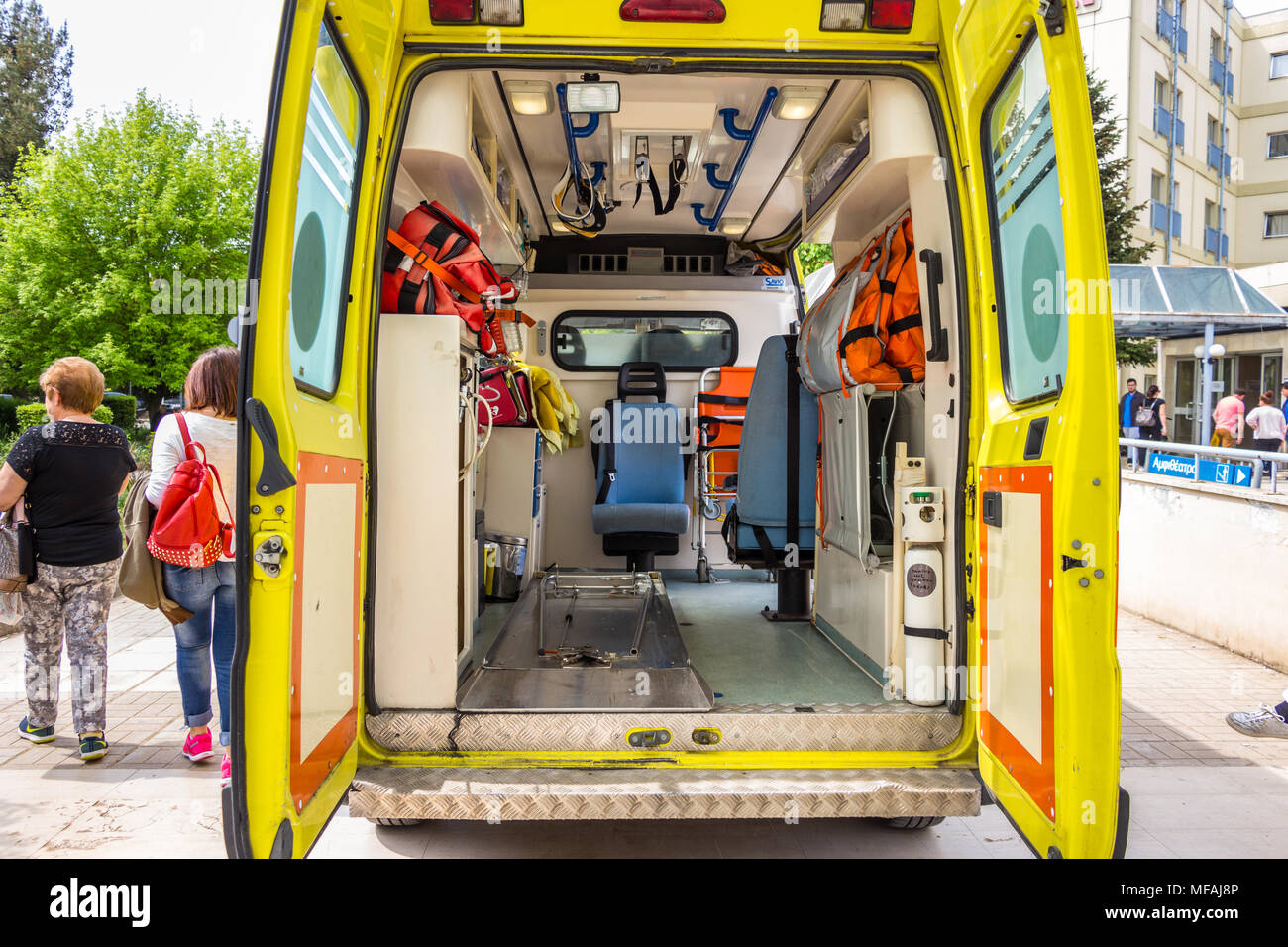 Ioannina, Grecia - Aprile 18th, 2018: interni di una ambulanza di EKAB, la Nazionale Greca del centro di emergenza (Εθνικό Κέντρο Άμεσης Βοήθειας) parcheggiato a t Foto Stock