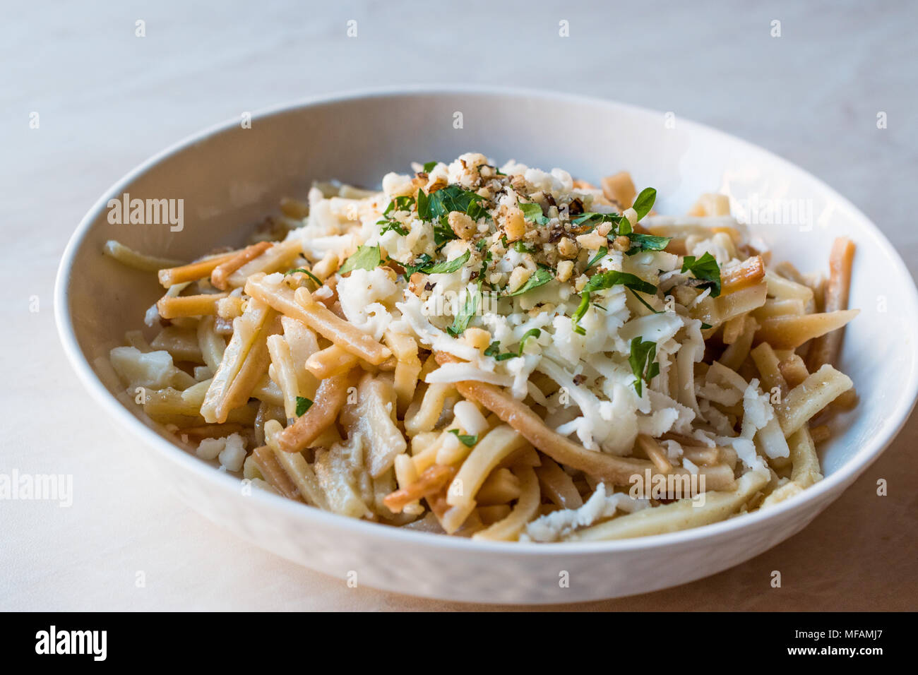 Bagno turco a base di noodle / Eriste con formaggio, noci e prezzemolo. I cibi tradizionali. Foto Stock