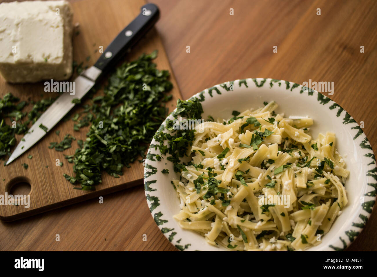 Noodles sono un alimento di base in molte culture fatta da impasto azzimo che viene tesa, estrusi o laminati piatti e tagliata in uno di una varietà di sh Foto Stock