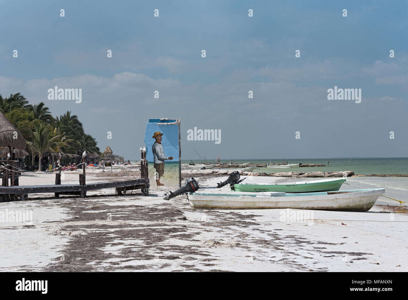 Barche di pescatori sulla spiaggia dell'isola di Holbox in Messico Foto Stock