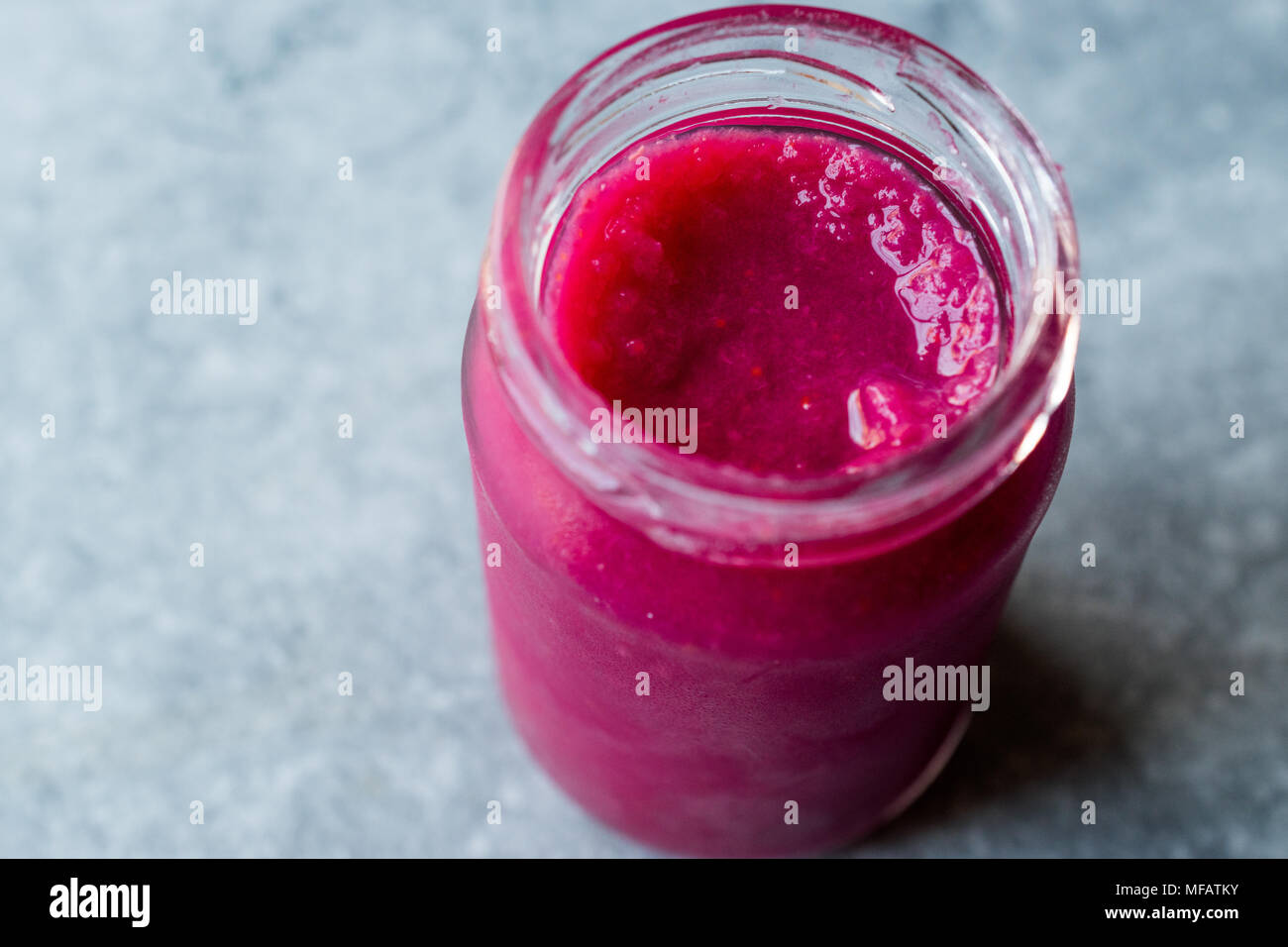 Dip di barbabietole salsa fatta dalla barbabietola. (Rafano). Alimenti biologici. Foto Stock