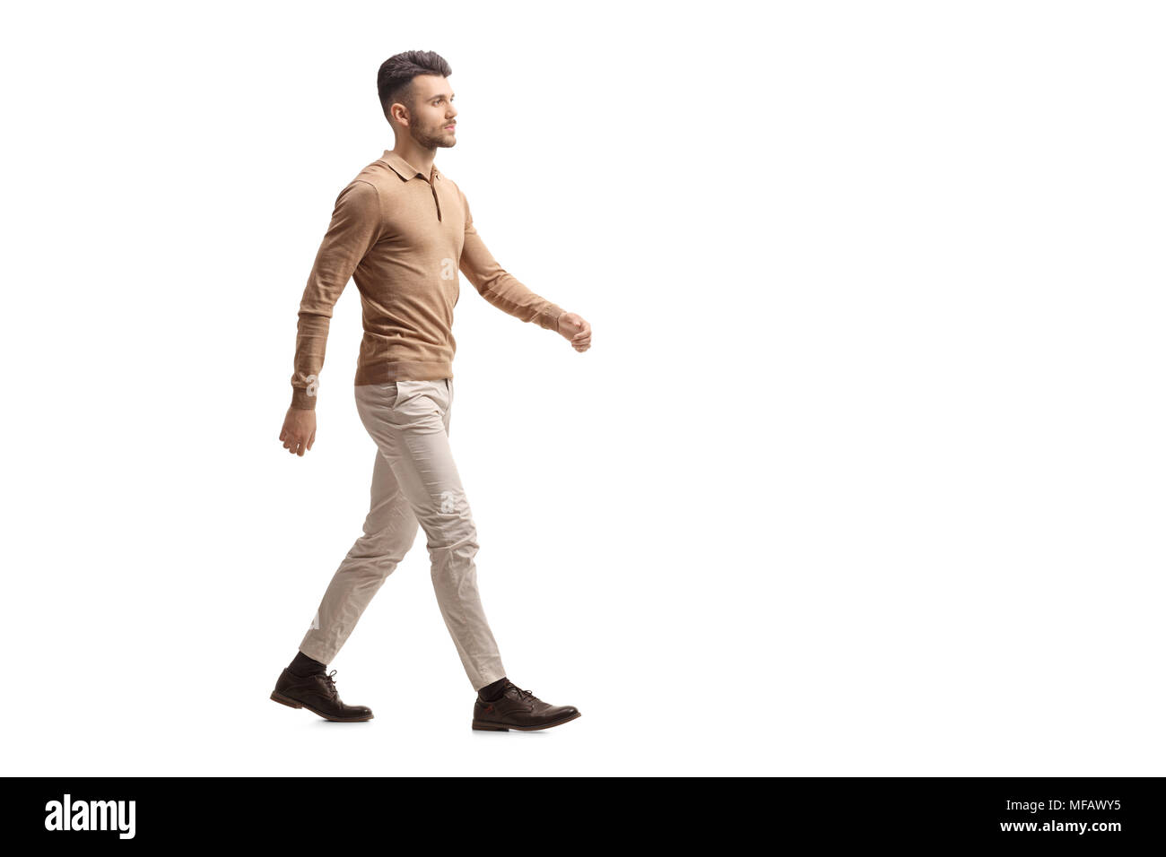 Lunghezza piena ripresa di profilo di un giovane uomo che cammina isolati su sfondo bianco Foto Stock