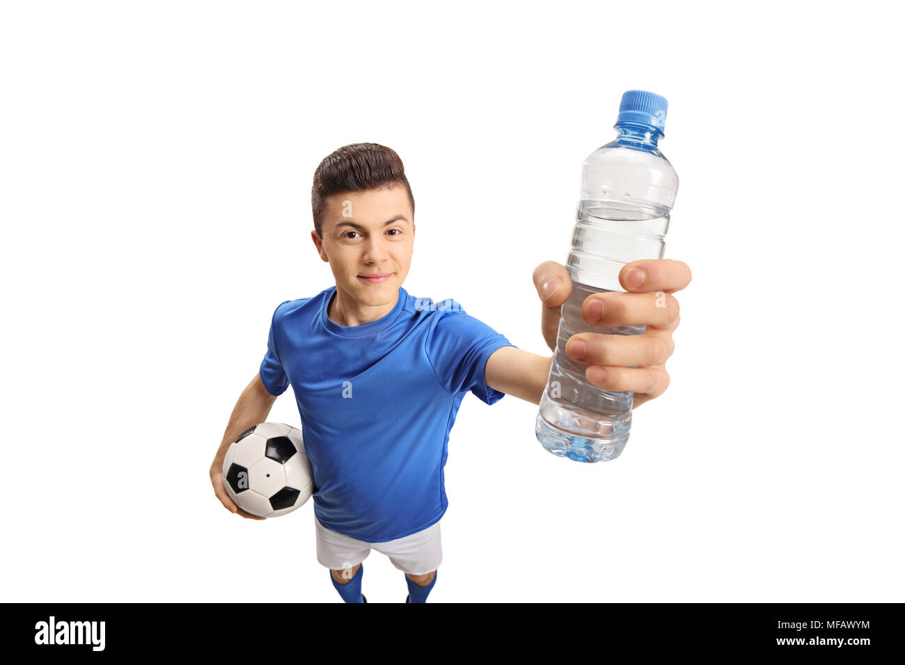 Teenage giocatore di calcio con un calcio e una bottiglia di acqua minerale isolato su sfondo bianco Foto Stock
