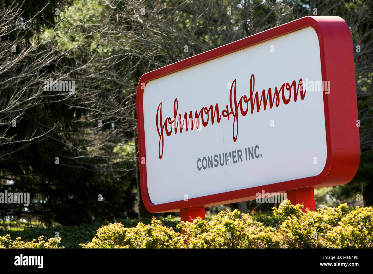Un segno del logo al di fuori di una struttura occupata dalla Johnson & Johnson Consumer Division di Fort Washington, Pensilvania il 22 aprile 2018. Foto Stock