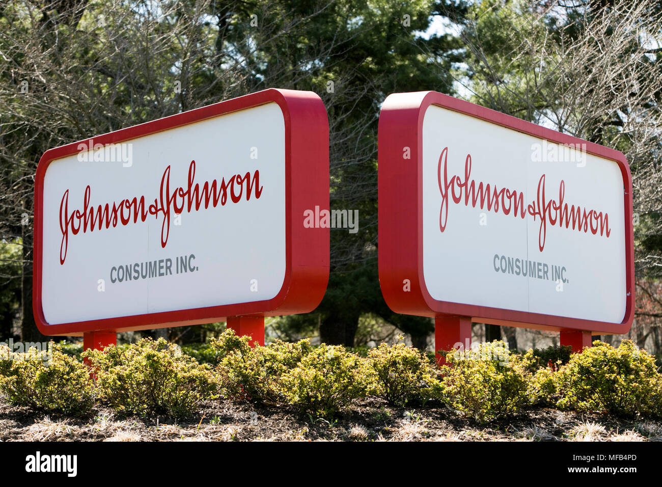 Un segno del logo al di fuori di una struttura occupata dalla Johnson & Johnson Consumer Division di Fort Washington, Pensilvania il 22 aprile 2018. Foto Stock