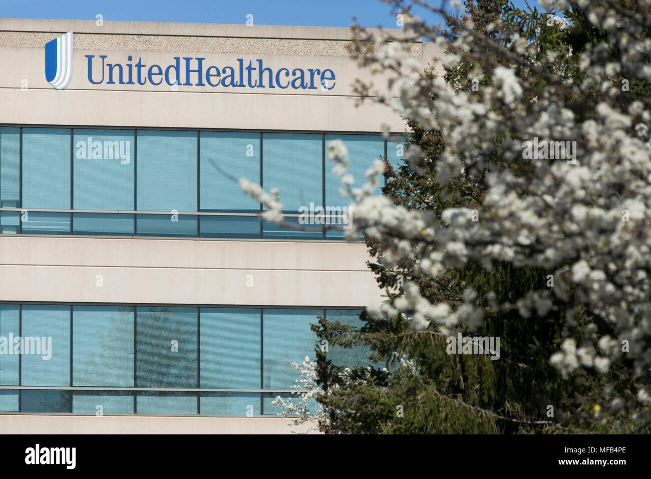 Un segno del logo al di fuori di una struttura occupata da UnitedHealthcare a Horsham, Pensilvania il 22 aprile 2018. Foto Stock