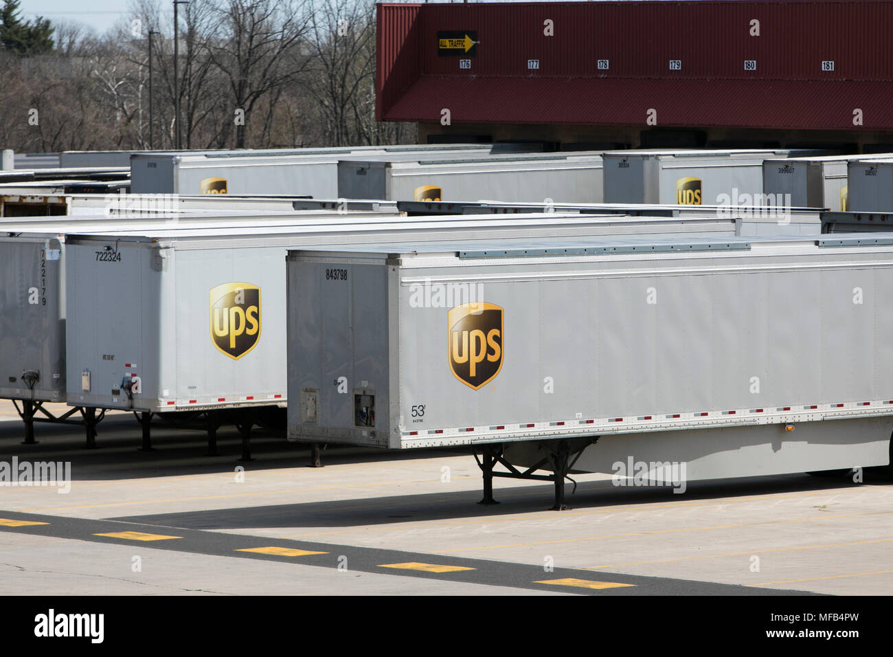 La consegna di autocarri e rimorchi in corrispondenza di UPS (United Parcel Service) stabilimento di Horsham, Pensilvania il 22 aprile 2018. Foto Stock