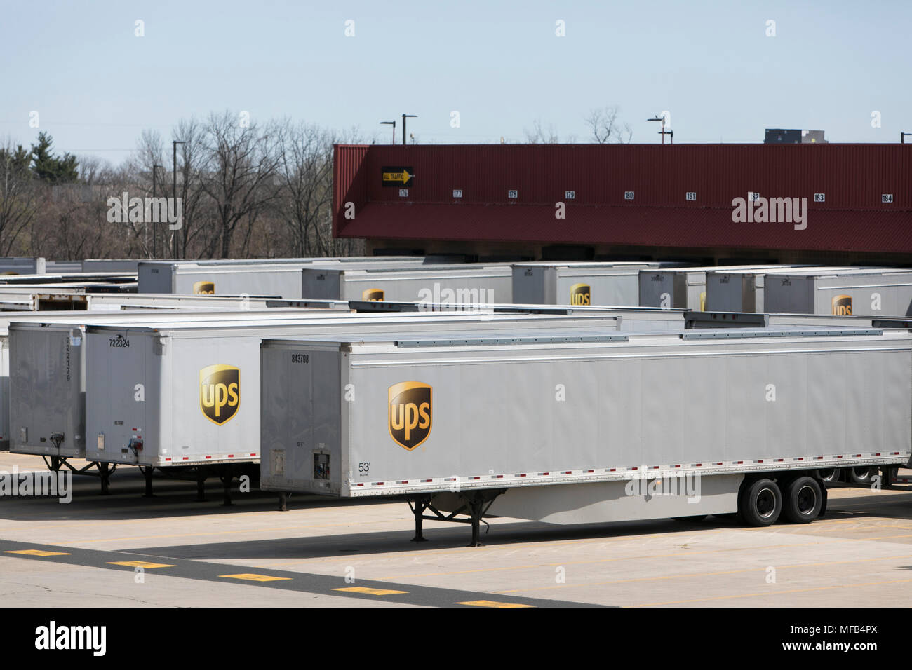 La consegna di autocarri e rimorchi in corrispondenza di UPS (United Parcel Service) stabilimento di Horsham, Pensilvania il 22 aprile 2018. Foto Stock