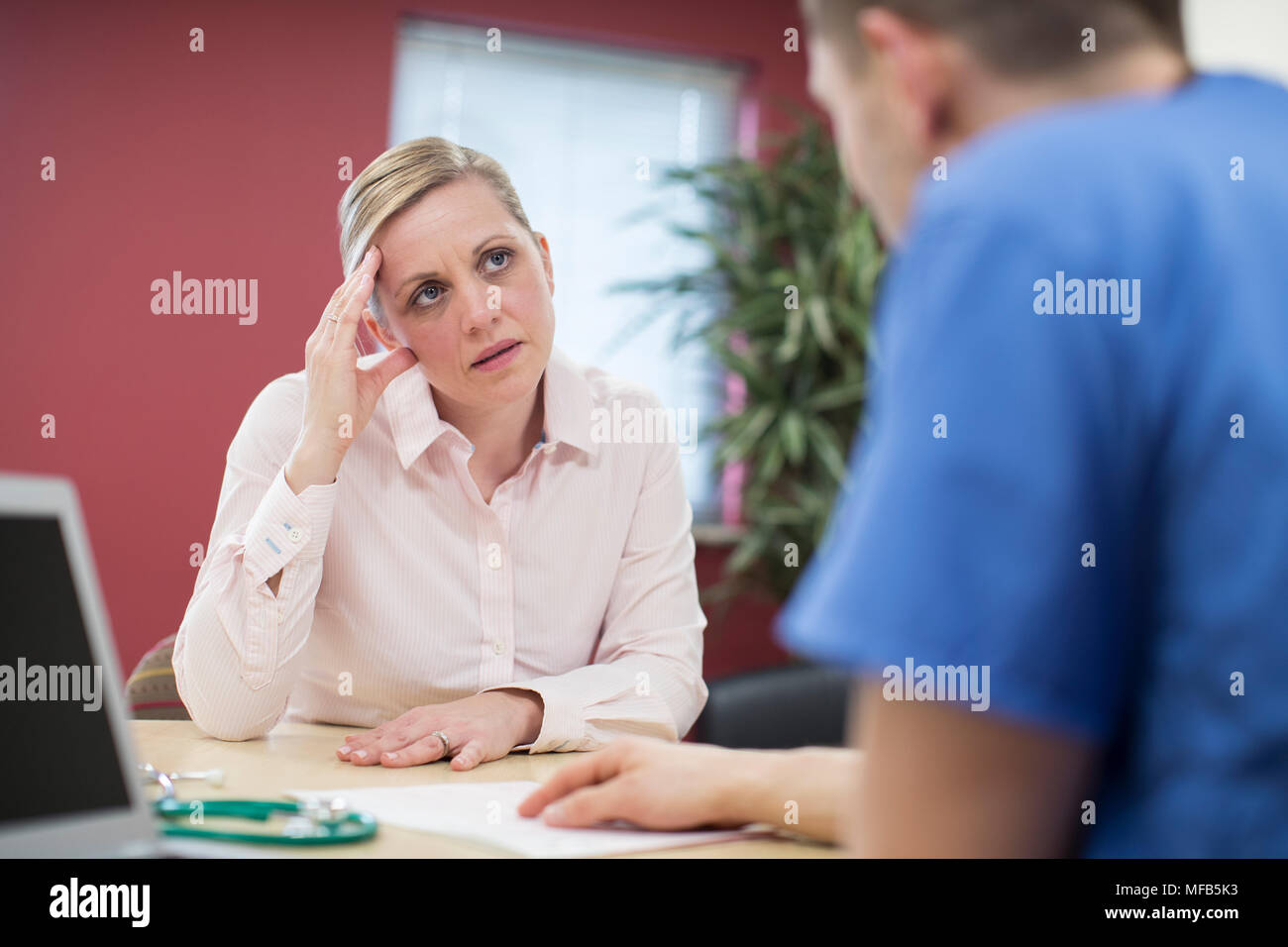 Preoccupato donna matura incontro con medico in chirurgia Foto Stock