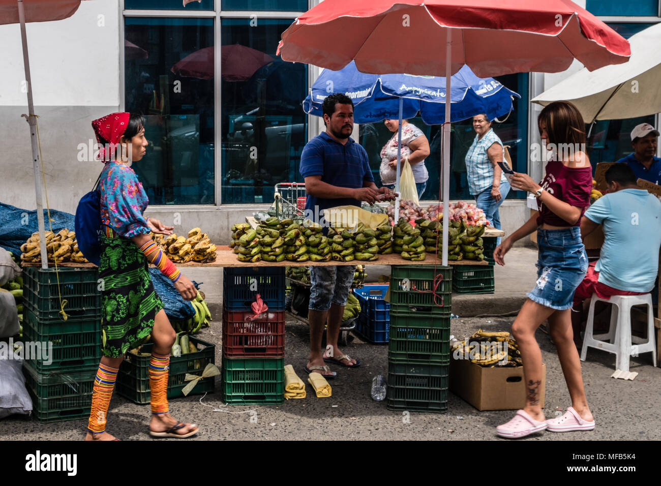 Panama City, Panama - marzo 2018: uomo vendita di banane di cottura sulla strada del mercato nella città di Panama , Avenida Central Foto Stock