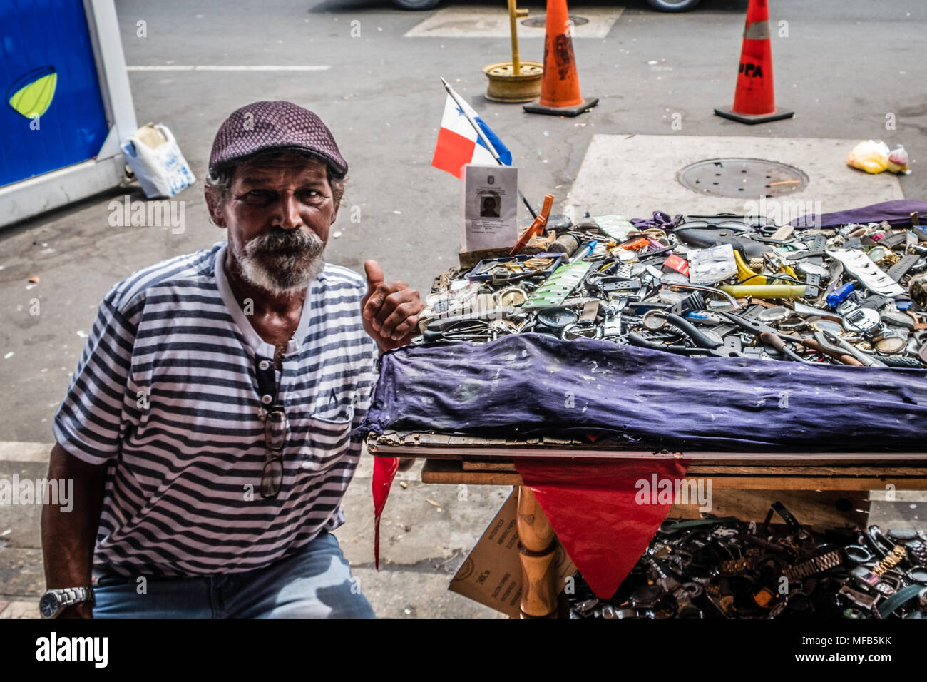 Panama City, Panama - marzo 2018: il vecchio uomo orologi di vendita sulla trafficata via dello shopping nella città di Panama , Avenida Central Foto Stock