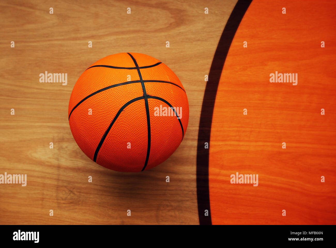 Il basket ball posa su pavimenti in legno corte piano, vista dall'alto Foto Stock