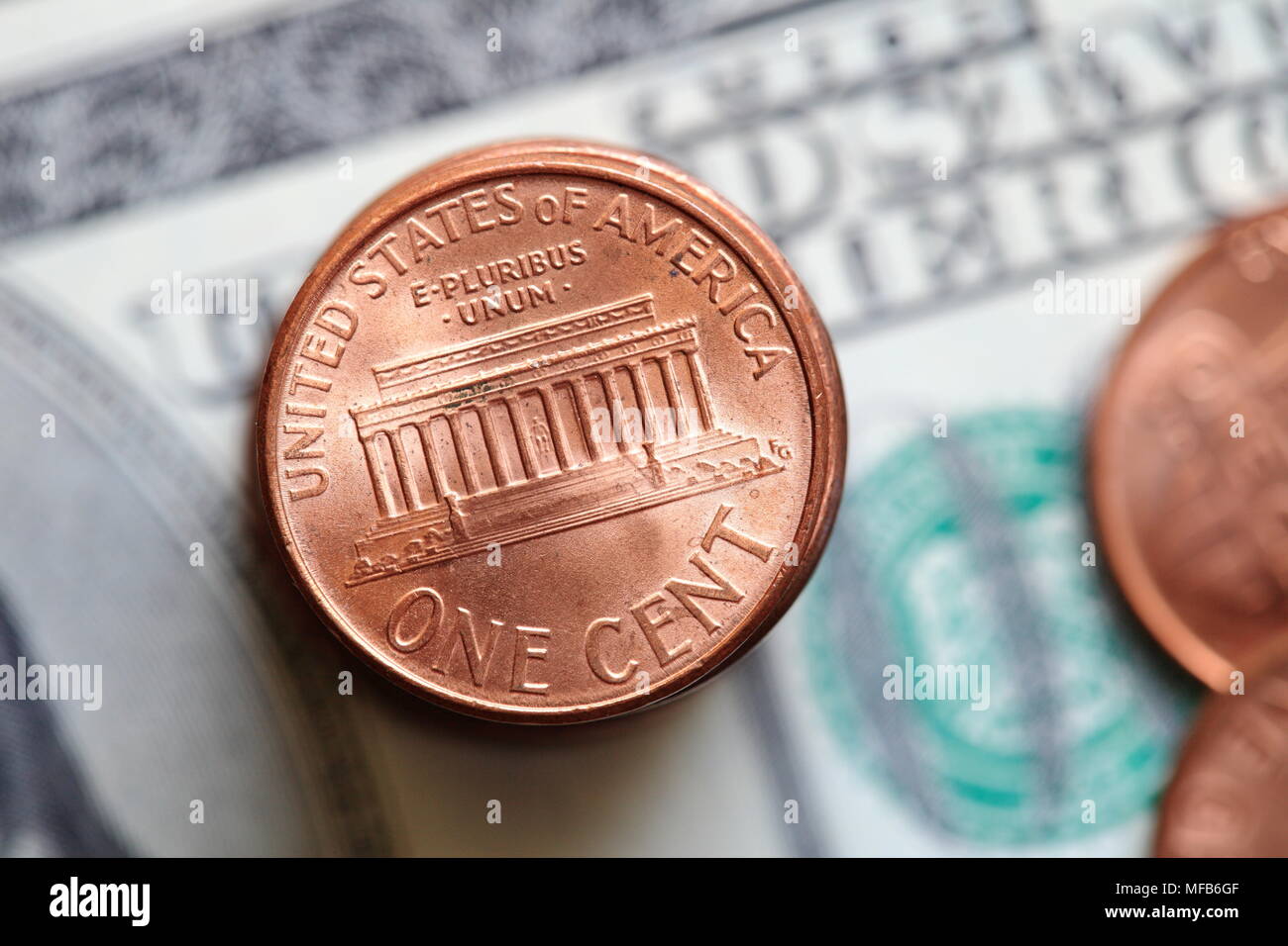 Close up di noi cent sul dollaro sfondo Foto Stock