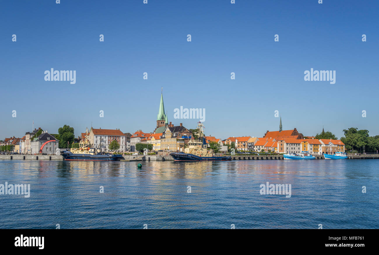 Vista del Helsingor harbourfront con la torre di San Olaf's Chiesa (sinistra) e la chiesa di Santa Maria (destra) in aumento oltre i tetti della città, Helsingør, Z Foto Stock