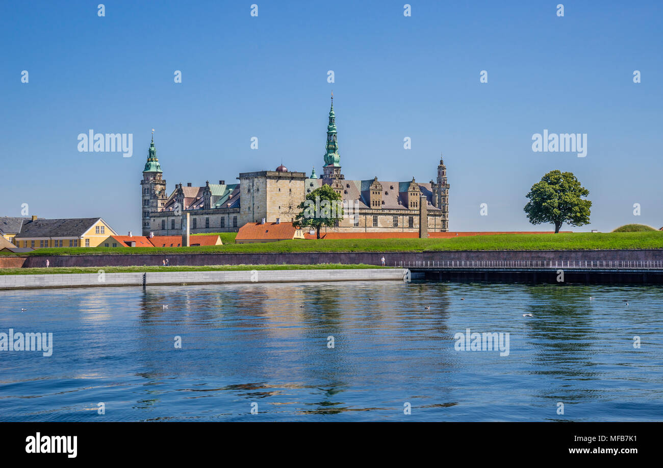 Il Castello di Kronborg visto dal porto di Helsingor, Zelanda, Danimarca Foto Stock