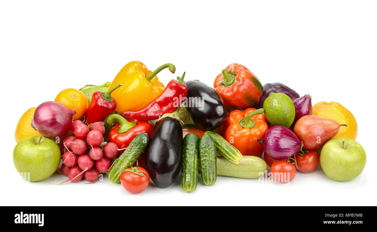 Palo di frutta e verdura fresche isolati su sfondo bianco. Spazio di copia Foto Stock