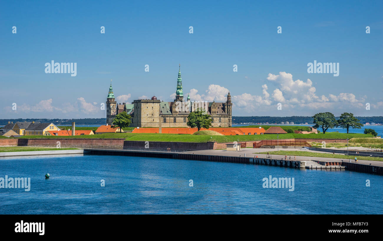 Il Castello di Kronborg visto dal porto di Helsingor, Zelanda, Danimarca Foto Stock