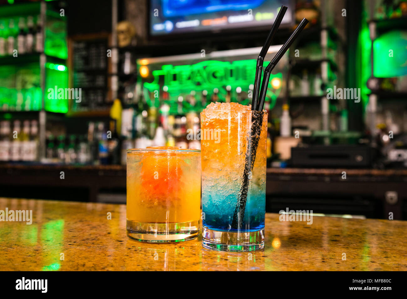 Close-up di due cocktail colorati in bar, sfondo sfocato. Foto Stock