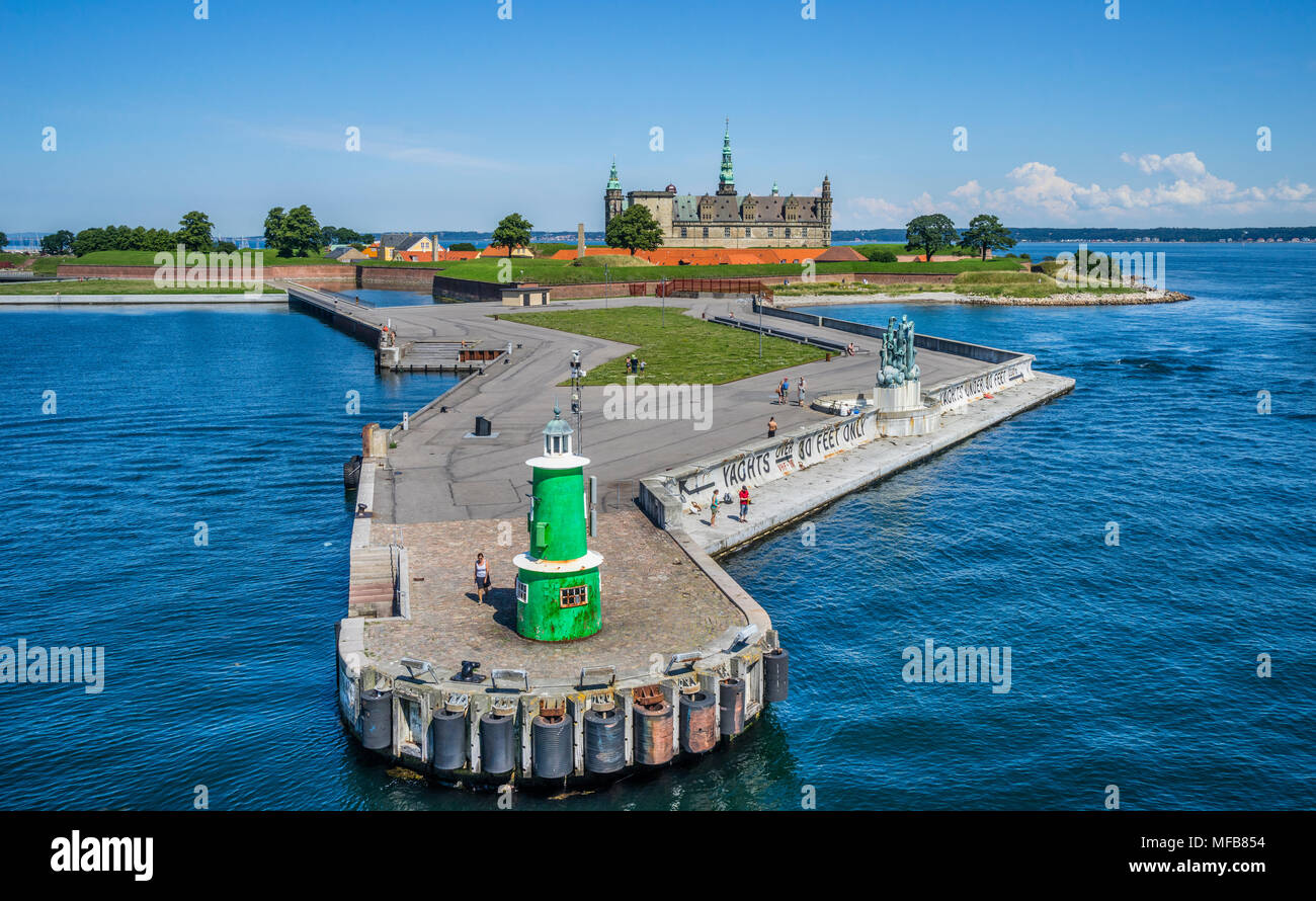 Ørekrog foreland con Castello Kronborg aggettante internamente al Øre Suono al suo punto più stretto e formando l'entrata orientale al porto di Helsingør, Ze Foto Stock