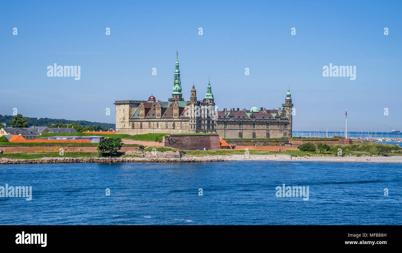 Vista del Castello Kronborg dal Øre Suono, Helsingør, Zelanda, Danimarca Foto Stock