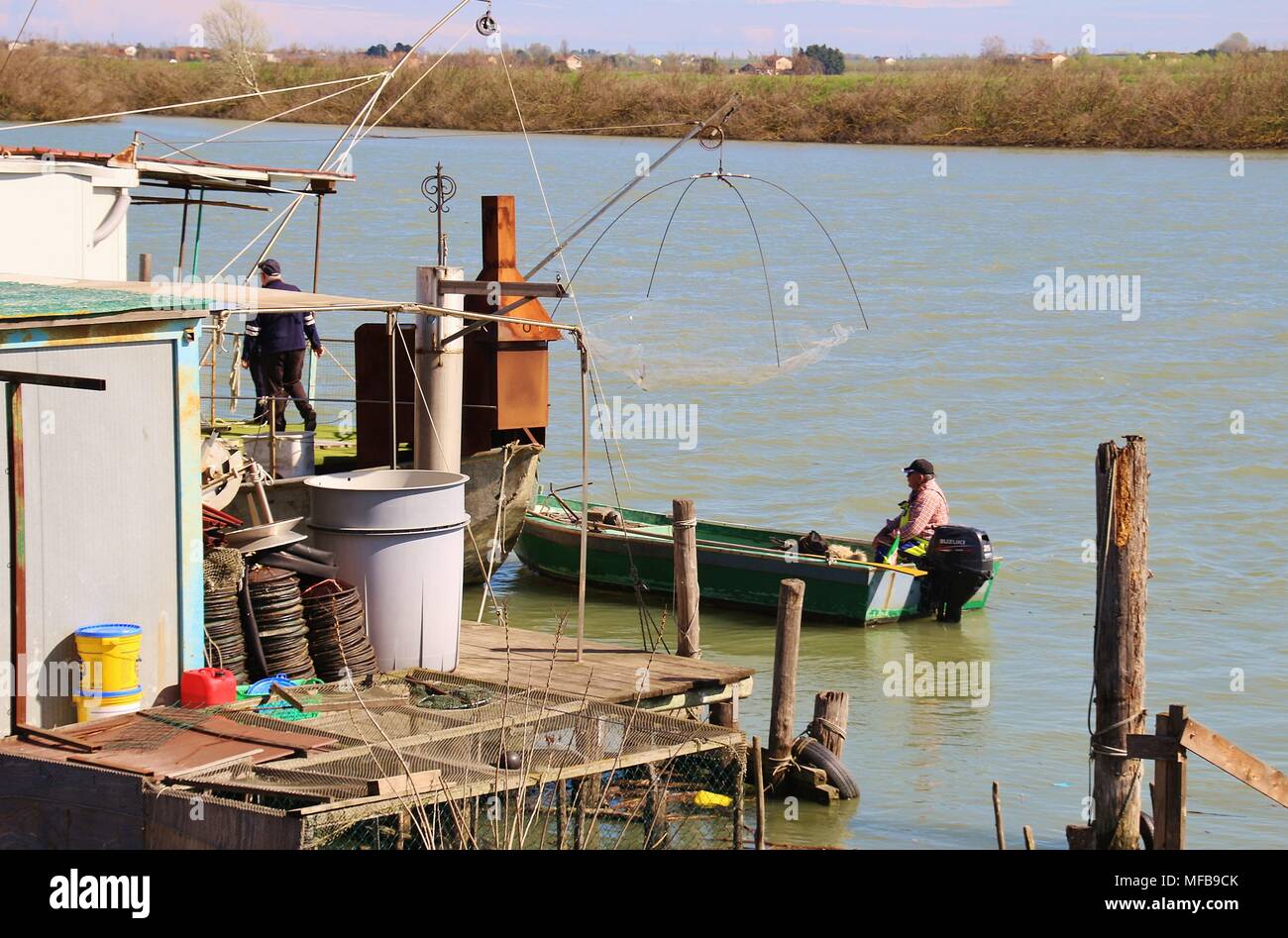 I pescatori su una barca nella regione Delta del Po di Veneto. Qui un braccio del fiume Po, il Po di Goro, sfocia nel mare Adriatico. L'Italia, il sud Europa. Foto Stock