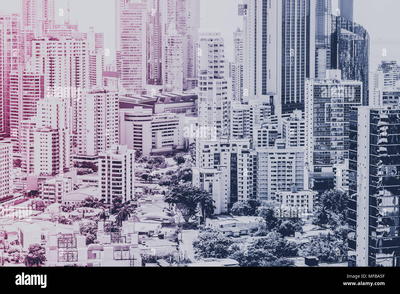 Real estate sfondo, moderna facciata di edificio ed il grattacielo skyline della città Foto Stock