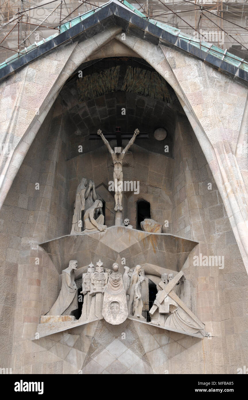 Dettaglio del lavoro scolpito della passione come visto sopra le porte anteriori della chiesa della Sagrada Familia a Barcellona, Spagna Foto Stock