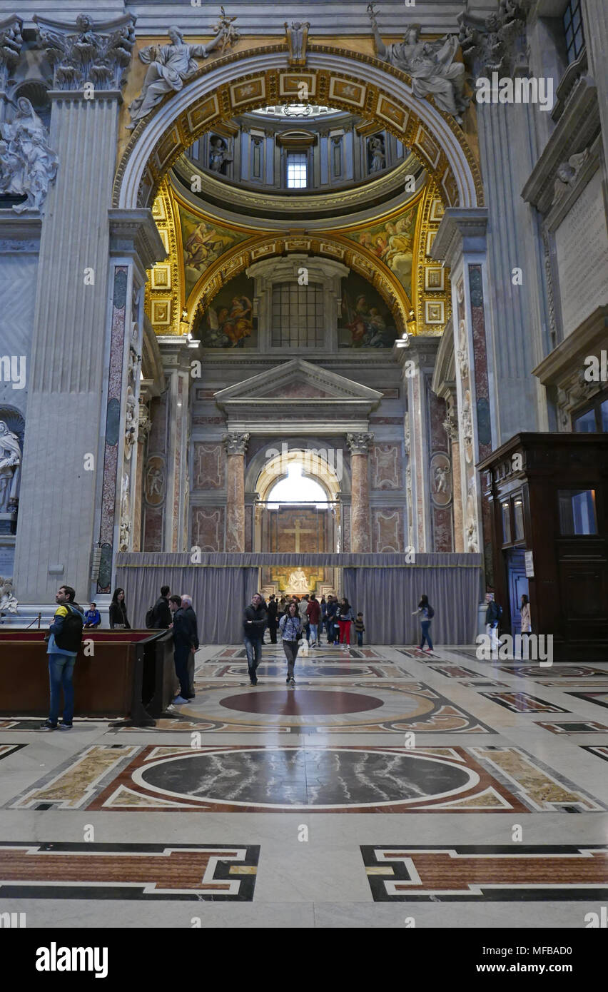 Città del Vaticano, lo Stato Vaticano - 10 Aprile 2018: le persone di fronte alla pietà, statua in marmo il capolavoro di Michelangelo nella Basilica di San Pietro Foto Stock