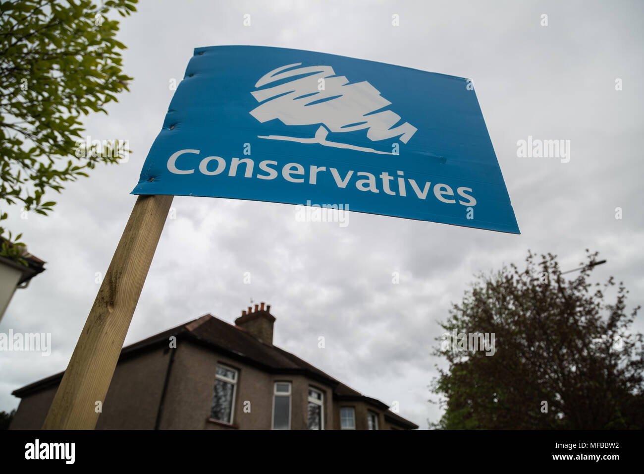 Partito conservatore di scheda elettorale pronto per il London elezioni locali a Richmond, West London, Regno Unito. Foto Stock