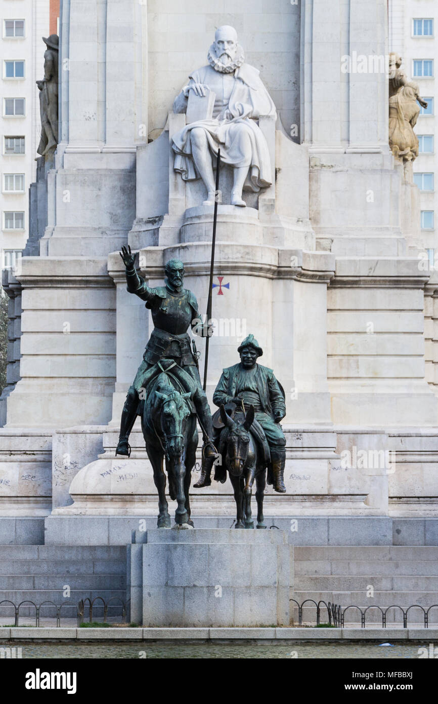 Don Chisciotte e Sancho Panza statua sulla Plaza de Espana, Madrid, Spagna. Personaggi di Miguel Cervantes romanzo, che era un romanziere spagnolo Foto Stock