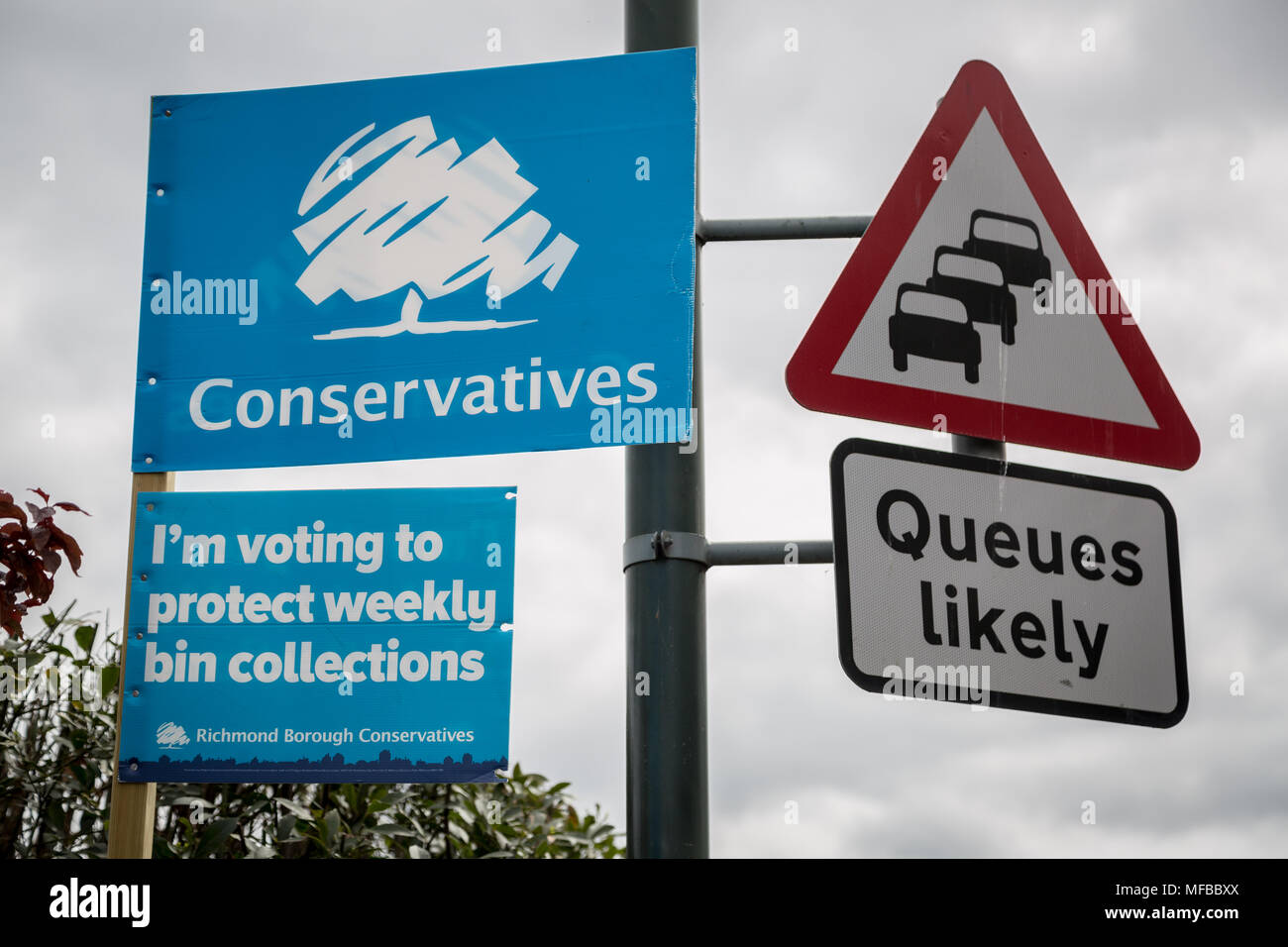 Partito conservatore di schede elettorali pronto per il London elezioni locali a Richmond, West London, Regno Unito. Foto Stock