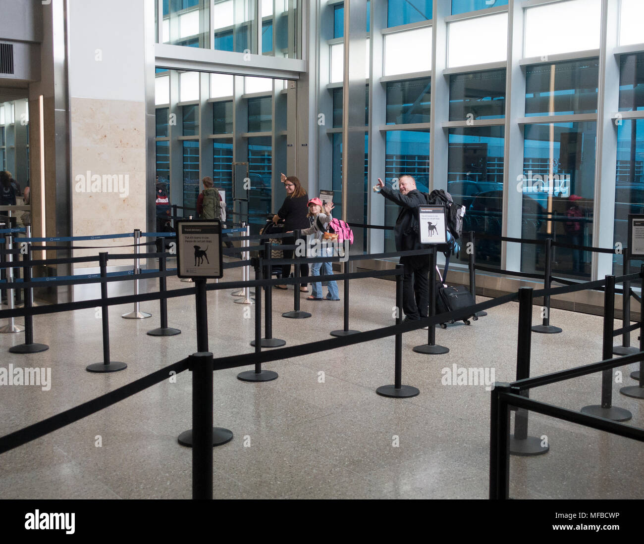 Famiglia dire addio come si avvicinano i controlli di sicurezza in aeroporto lo screening di Minneapolis St Paul Aeroporto Internazionale Minneapolis Minnesota MN USA Foto Stock